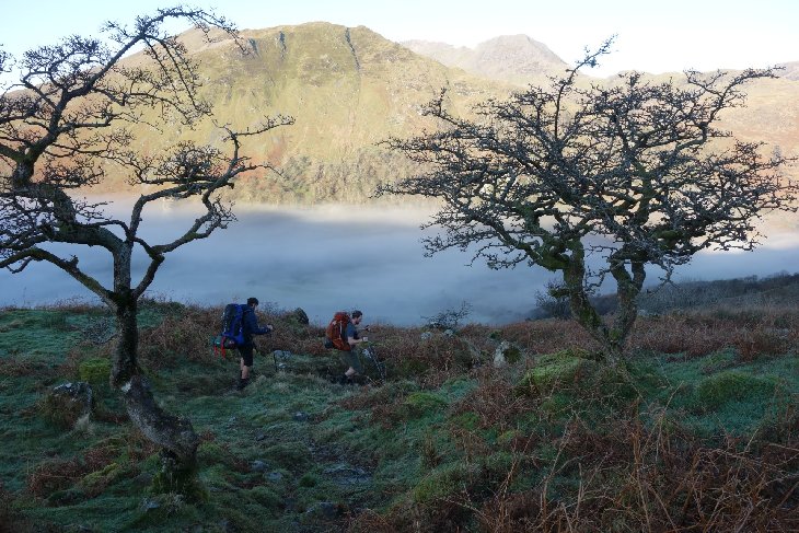 Sestupujem dolu k jezeru Llyn Gwynant.