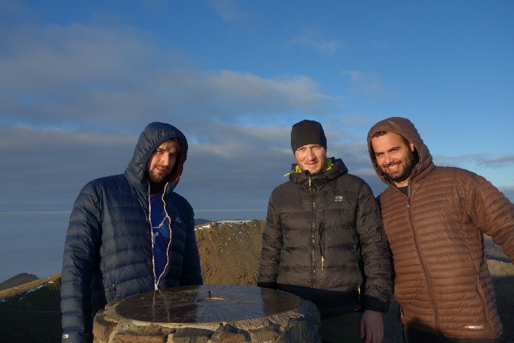 Snowdon dobyt....Nahoře lehce fouká a slunce skoro už zapadá...