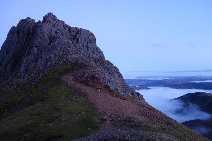 Před Skálou Crib Goch scházíme dolu...Bohužel nás tu zastihla tma..