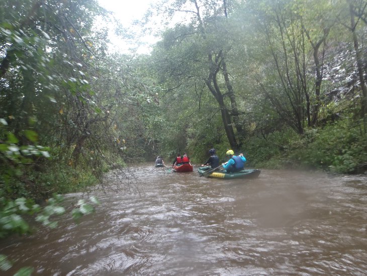 Tady někde Šárka nedobrovolně opostila loď, když jsme jeli v jakési soulodi do křoví, ale v tom křoví byla velká kláda nad vodou, která jí do vody trochu postrčila:-D.