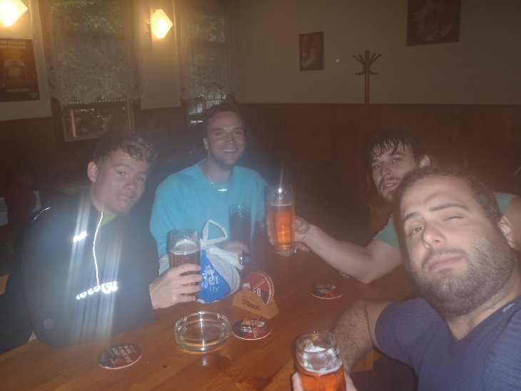 Mezitím zbytek čeká v hospodě a Matěj pije pivo:-D.