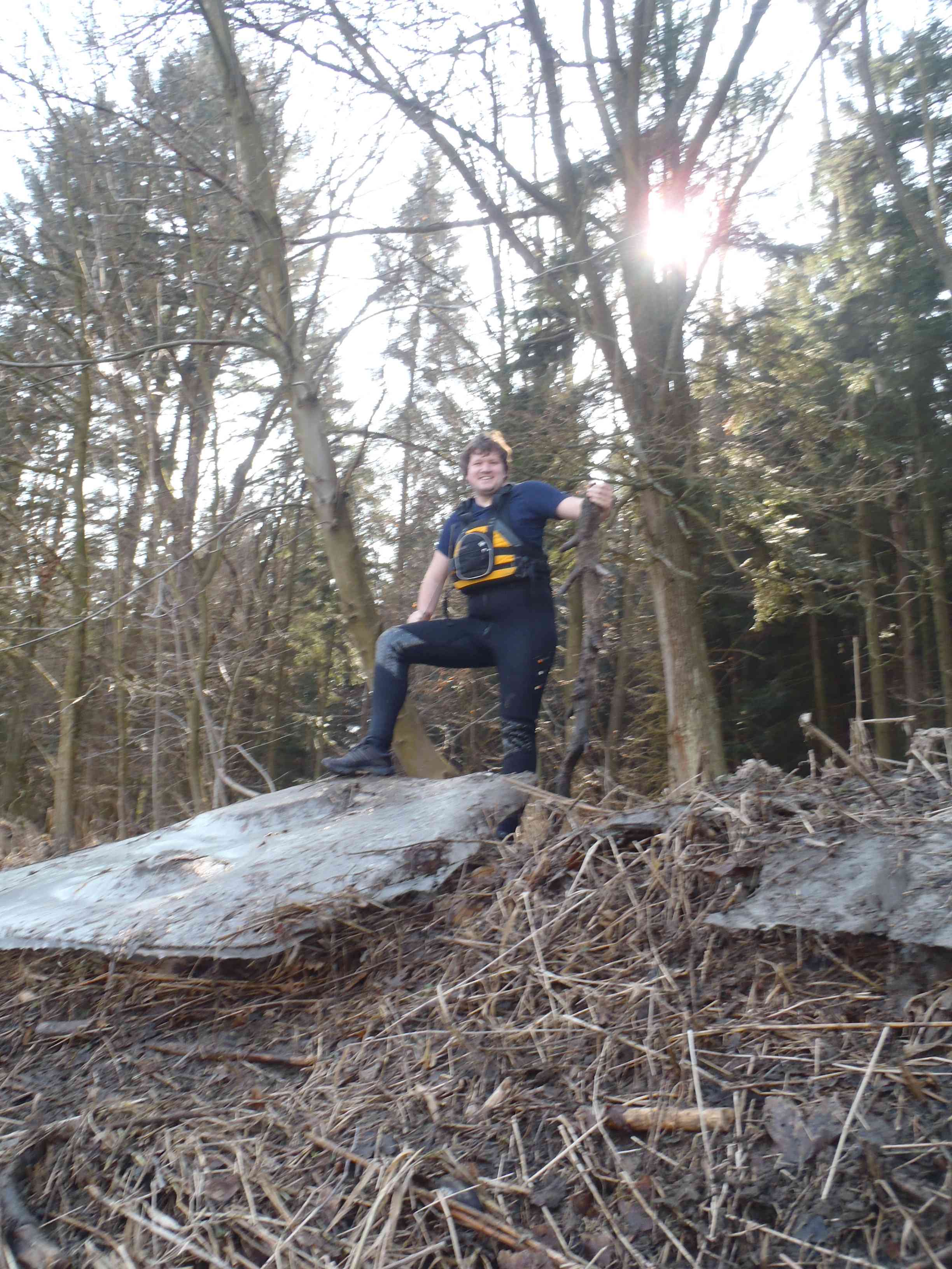 Datel se pokoušel tuto kru shodit do vody (bezúspěšně)