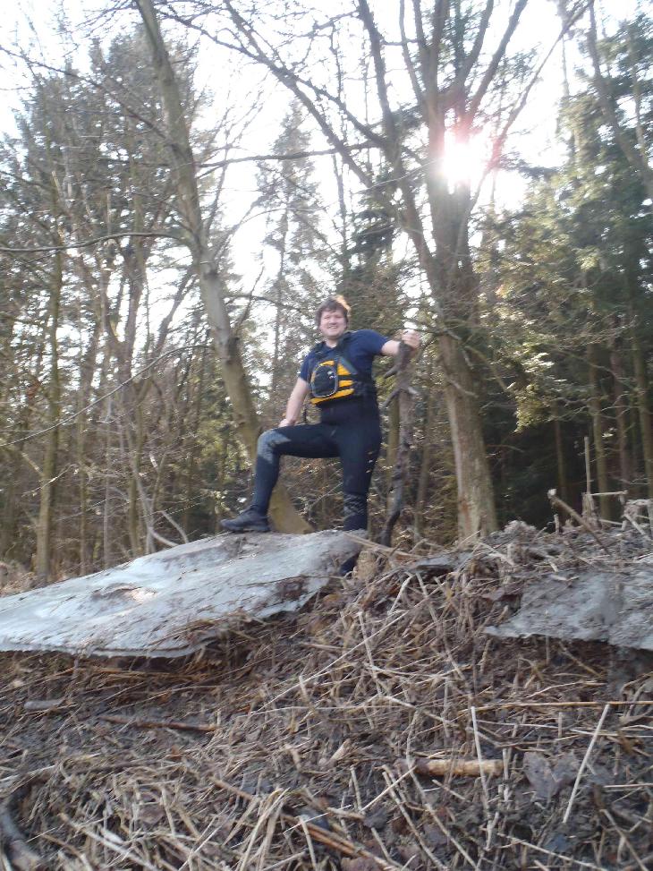 Datel se pokoušel tuto kru shodit do vody (bezúspěšně)