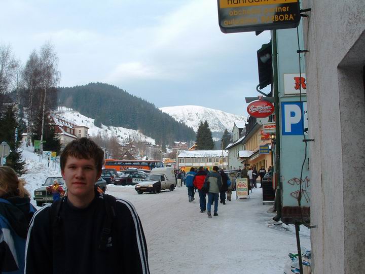 28.12.(neděle)- ráno byla obrovská snídaně, tedy alespoň pro někoho, následující plán byl asi takový: Já, Polášci a Datel, se vyvezeme na Růžohorky a sjedeme kousek níž, kde potkáme Jakuba, Lenku, Verču a Ondru. Naše skupina se tedy vydala na cestu Do Pece k vleku, pohodlně se vyvezla nahoru, kde mimochodem bylo krásně. V tom nás napadl geniální plán, vylézt ještě na sněžku, když už jsme tak blízko, Ráďa zavolal druhé skupině, ta mimochodem ošetřovala nějakého němce, Ondra jim napovídal že jsou studenti medicíny a bůh ví co ještě. Tak jsme se tedy vydali na Sněžku jelo to celkem pěkně, až jsme si z toho vyskočily,bohužel Sněžka není žádný pidi kopec, přišlo tedy i na docela prudké stoupání.Ovšem stálo to zato, nahoře byl krásný prudký vítr hryzající do tváří svým nepřehlédnutelným mrazem, ruce se pomalu nedali vyndat z rukavic a tělo jako by se stalo kusem ledu. Udělali jsme tedy pár fot, prohlédli rozevlátou mapu a vydali se horem pádem, co nejrychleji dolů. Naneštěstí dolů vedla zledovatěla skluzavka s místy narafičenými kusy obnažených kamenů. Kdyby někdo spadnul, nepřišel by tedy jenom o stabilitu, ale mohl se svést i o pár metrů níže a nechat místo na budoucí záplatu. Jedinou škodolibou radost v našich srdcích působil pohled na holé polské stráně. 