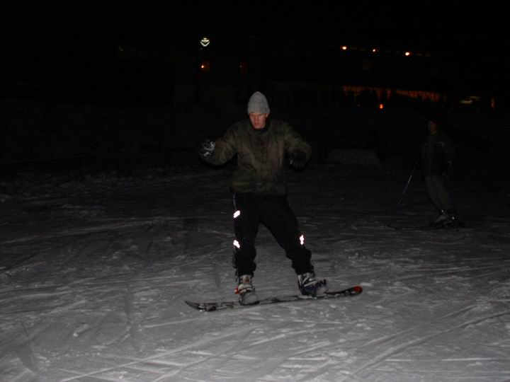 29. 12. 2003 (pondělí)- ráno opět vydatná snídaně.
Celý tento den byl ve znamení sjezdovek a snowbordu. Já, Ráďa, Vojta, Verča, jsme si zašli půjčit do půjčovny nářadí, a mohlo se vesele vyjet. Celý den jsme tedy brázdili Portášky odshora dolů, popřípadě odshora do půlky.  Vojta jako jediný na snowbordu brázdil o něco více, protože za sebou nechával obrovské stopy v podobě svého těla, popřípadě jeho části.