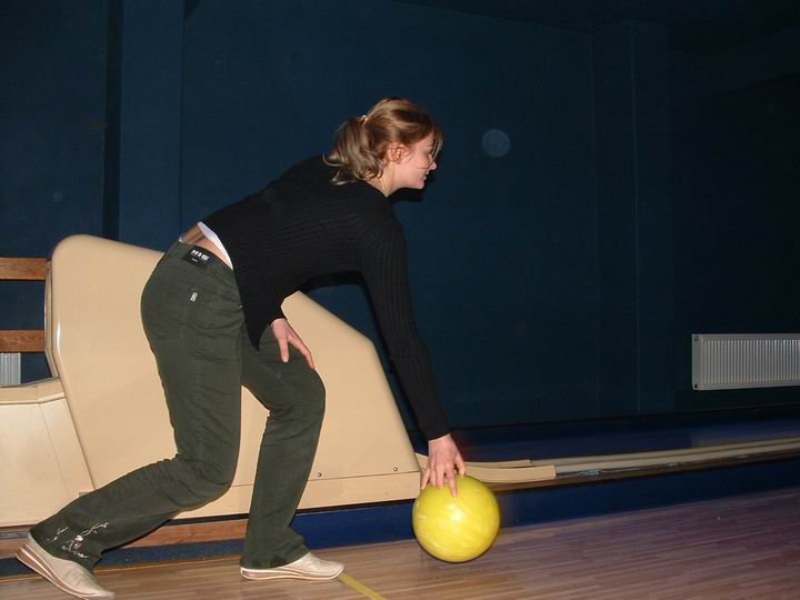 Večer jsme se vydali na bowling do nedaleké herny, volno měli bohužel až za dvě hodiny, tak následovala procházka do Pece a zpět. Pak už přišel na řadu řečený bowling, jen pár připomínek, profesionálům to moc nešlo, Ráďa pouštěl kouli místo toho aby jí házel, Ondra H. měl štěstí, jako nikdo jinej a Vojta šedá eminence, zákeřně číhal a střádal své bodíky.