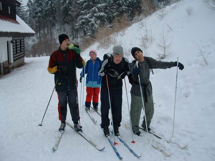 30.12. (úterý)- Verča nás opouští, jedno velké mínus. No jelikož většina z nás šla večer pozdě spát, musela to ráno dohnat, takže Matáskovi zoufalé pokusy někoho probudit většinou ztroskotaly. Nakonec jsme se ale přeci jenom sebrali a vydali se na cestu. Vyšplhali jsme do obrovského kopce, překročili potok, udělali prostor běžkařům, ať je jim země lehká, a nakonec jsme dorazili na nám Gymplákům dobře známé místo v okolí našeho Lyžařského výcviku.