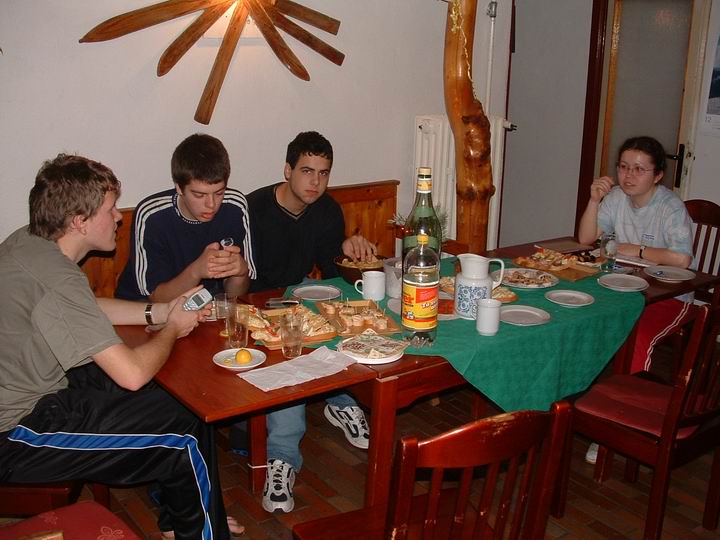 31.12.2003 (středa)-  Silvestr
Celý den byl pojat vcelku odpočinkově, absolvovali jsme jen krátký výlet, kolem Černé hory, na Kolínskou boudu, Mimochodem Matásek si zlomil hůlku (tu neohnutou), protože neumí jezdit z kopce. Vojta s Datlíkem se k nám připojili až u pražské boudy, protože museli ráno dlouho spát. Na druhou stranu Ráďa s Matáskem se odpojili, jelikož měli hlad. Od Pražské boudy jsme si sjeli mírný kopeček cestou, kterou jsme ve středu jeli nahoru. Byla to paráda. Dojeli jsme domů ještě za světla. Lenka právě vrcholila přípravu chlebíčků, vypadali fakt nádherně, bohužel je bránila vlastním tělem a nikomu nedovolila ochutnat, musel to přeci schválit její bratříček. Ten samozřejmě dojel značně opožděn po západu slunce, kdy už všichni slintali hladem, naštěstí chlebíčků bylo dost, tak jsme je jedli ještě druhý den :-).