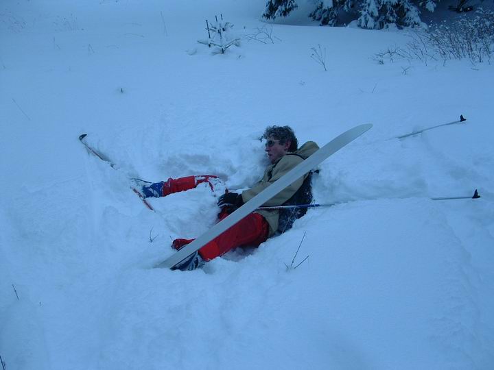 1.1.2004 (čtvrtek)- Nový rok
Pro některé kritický den, hlavně pro Matáska, Spalo se totiž nejmíň do dvanácti. Po snídaňoobjedu jsme se vydali lanovkou opět na Růžovou horu, odtud se sjelo do nedaleké hospůdky, kde jsme dostali zajímavou slevu a k tomu porci jedna báseň. Pak jsme všichni absolvovali jízdu v boulích, nespadl akorát Radek, protože ho nikdo neviděl, a Lenka, protože jela opatrně. Dále jsme jeli kolem Portášek a také cestou, po které se nesmí v zimně jezdit, tentokrát již za světla, jediná změna byl v jízdě do protikopce, ta byla neopakovatelná. No a to už jsme byli v chatě.