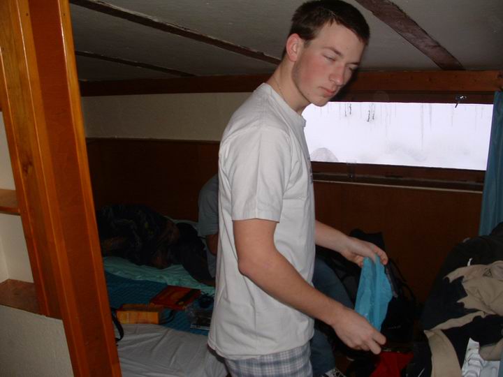 3.1. 2004- Odjezd domů
Byl v celku poklidný, jelo se autobusem, ve kterém jsme se dozvěděli spoustu zajímavých věcí ze života jedné mladé slečny a hocha, který potřebuje někoho najít atd. atd. V Praze již čekal Špidla, Paní Kuchařová a Pan Matas, kteří odvezli své ratolesti i neratolesti domů. To je konec, ale těšte se na příští rok.