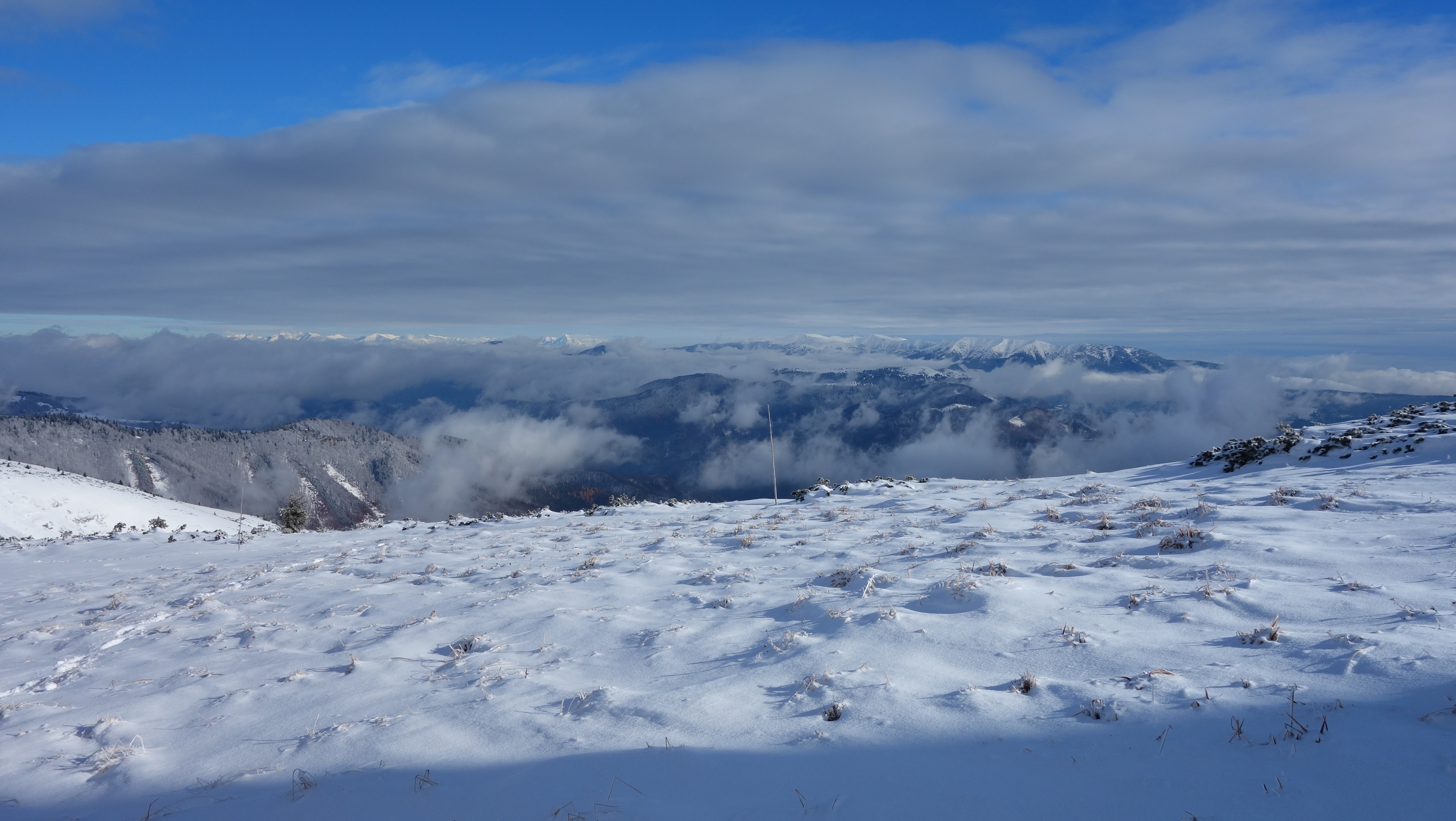 Vpravo Nízké Tatry, vlevo Vysoké Tatry...