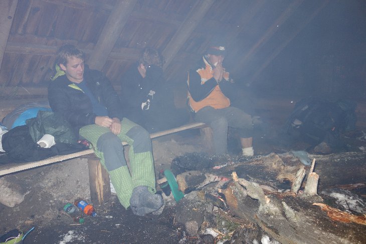 Po nějaké době se k nám přidali 3 Slováci a po asi dvou hodinách snahy se jim povedlo rozdělat oheň. Velkou zásluhu na tom měl Honza když nastrouhal hoblinky z lavičky na které seděl:D:D