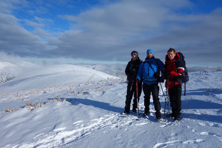 My na Križně:)....Pobavila mě tu skupina Slováků, kteří pomáhali jakýmsi Peruáncům, kteří nikdy v životě neviděli sníh:))