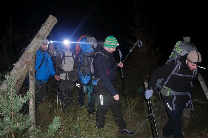 Zde nám cestu zkomplikoval plot, který chránil malé stromky před zuřícími Zubry