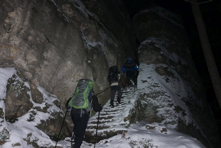 Stoupáme na skalní hrad Stohánek. Nahoře nebylo dřevo a tak jsme ho museli tahat po těchto schodech nahoru. Byla to pěkná fuška.
