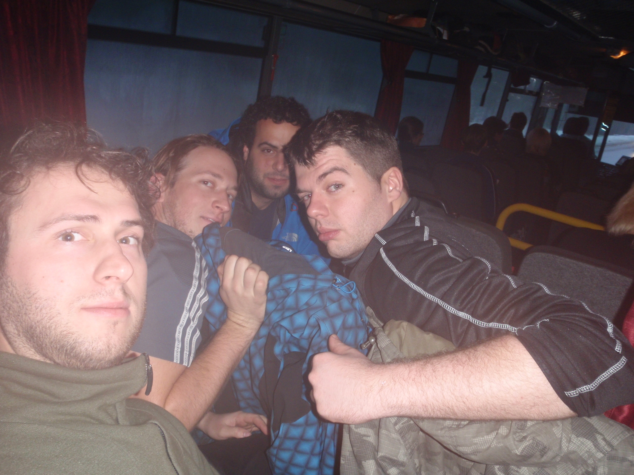 V autobusu:))Cesta to z jistých důvodů nebyla moc příjemná...:D (jeden spolucestujici se totiz poblil - poznamka redakce:-D)