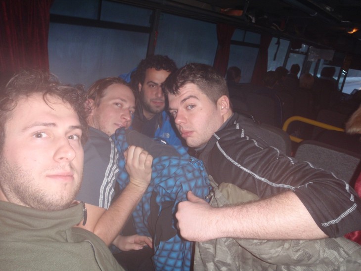 V autobusu:))Cesta to z jistých důvodů nebyla moc příjemná...:D (jeden spolucestujici se totiz poblil - poznamka redakce:-D)
