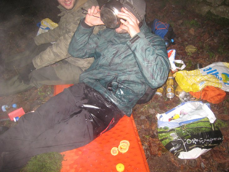 Mezitím na sebe komár vylil vařící grog a všichni truchlíc nad ztrátou drahoceného alkoholu šli spát.