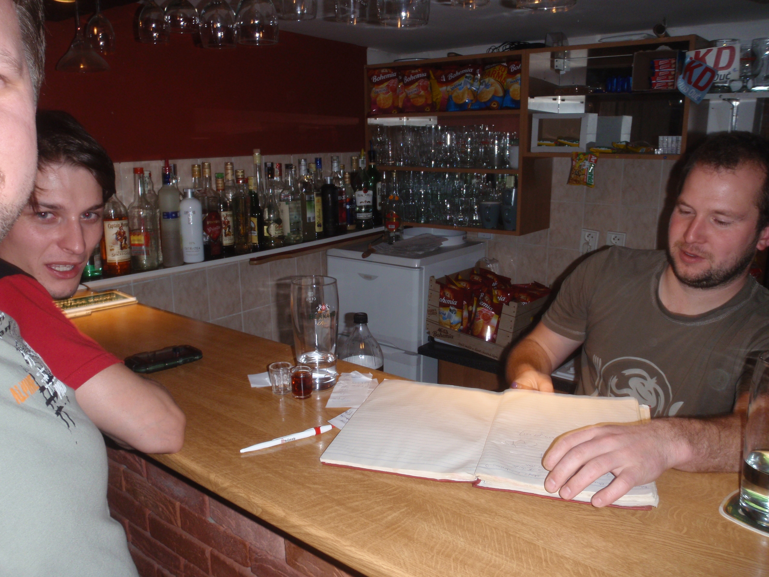 Do kroniky nám dal zápis i barman. Máme tam tuším i kontakt, takže až zas pojedem do Ouče, určitě se ozvem:-D