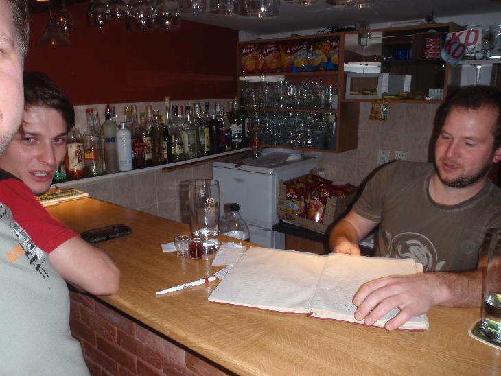 Do kroniky nám dal zápis i barman. Máme tam tuším i kontakt, takže až zas pojedem do Ouče, určitě se ozvem:-D