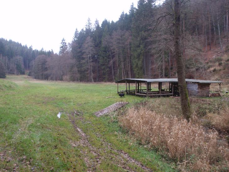 Tábor s pěknou jídelnou a zajímavým pramenem, kde jsme se naobědvali