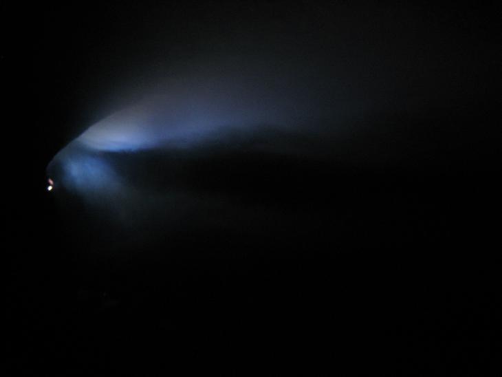 V noci nám u vchodu létalo UFO, my jsme však viděli jen toto tajemé světlo přicházející z venku, bylo to strašidelné, avšak my se jen tak něčeho neleknem:-D