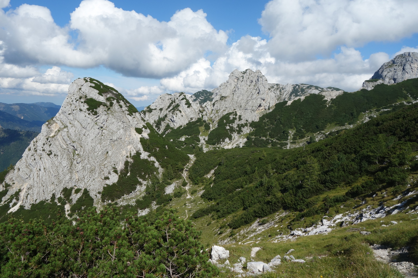Konečně výhled na cíl dnešního dne - Kleiner Rauenkogel a Grosser Rauenkogel (dva vrcholky v povzdálí). Přes vrcholky vede ferata na kterou jdeme.
