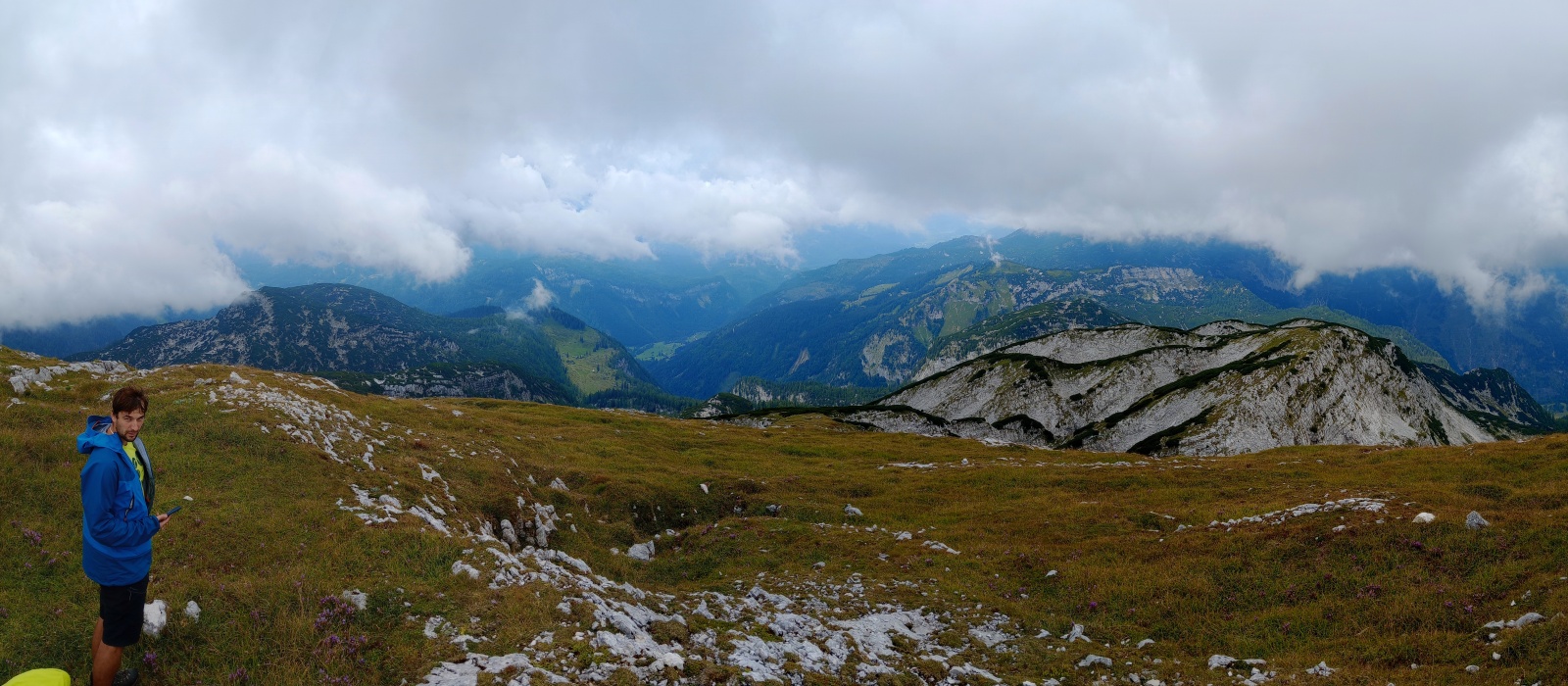 Občas se mlha roztrhala a bylo vidět trochu dále. Dole je chata Ischler Hutte. 
