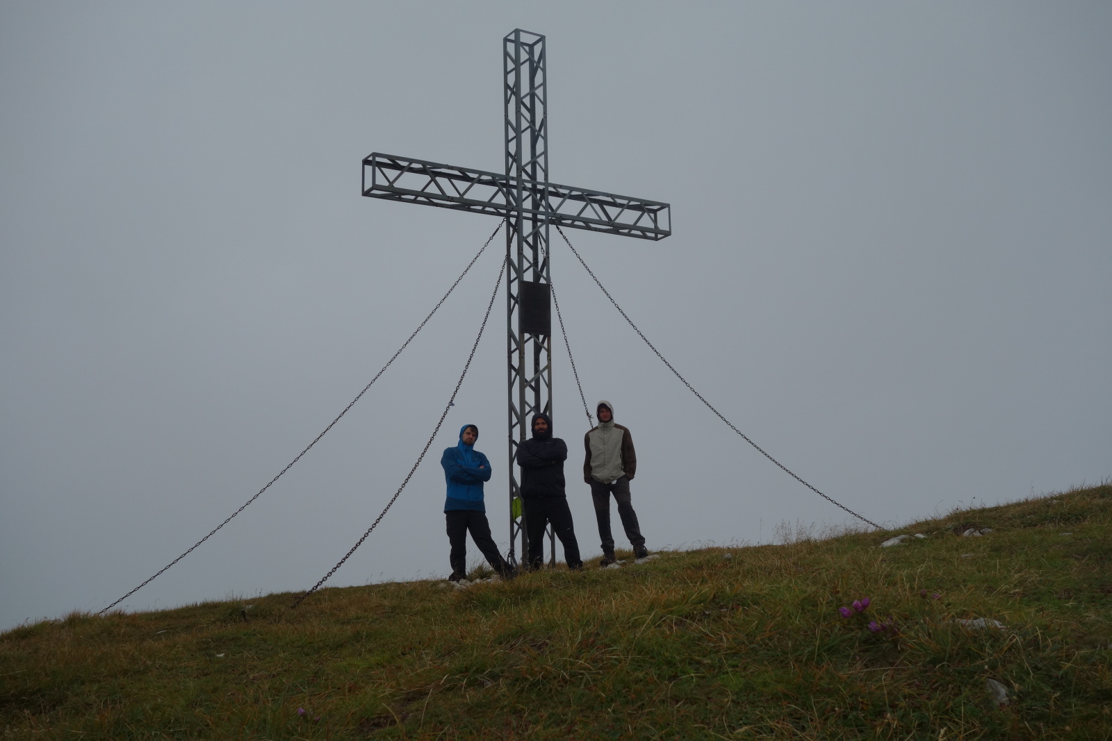 Dáváme jídlo v závětří a před odchodem ještě společná fotka na vrcholu Schonberg 2 090 m.n.m.