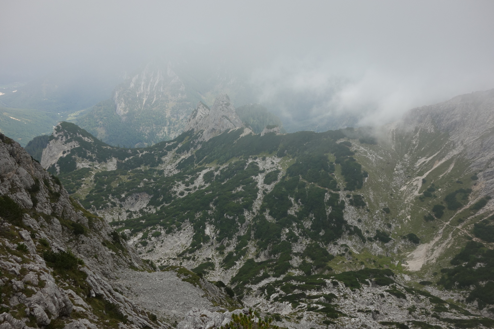 V mlze naproti oba dva vrchohy Rauenkogel.