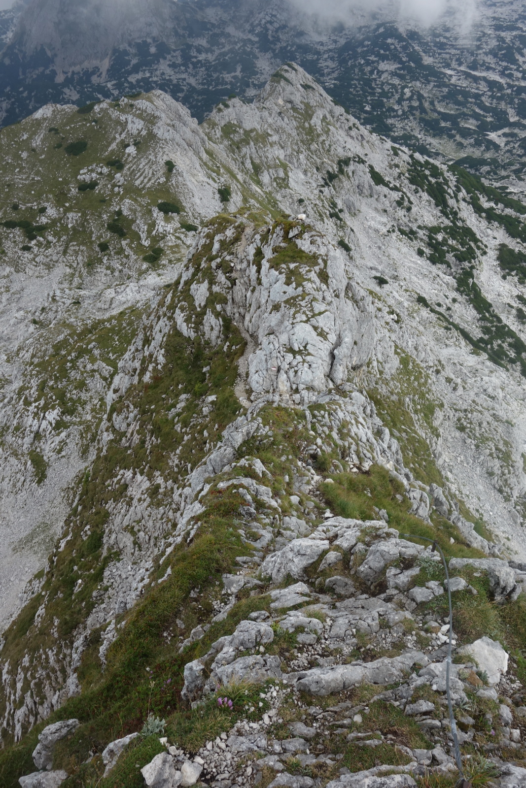 Místy je zde natažené i ocelové lano. Na některých webech je tato část uváděna jako ferata obtížnosti A.