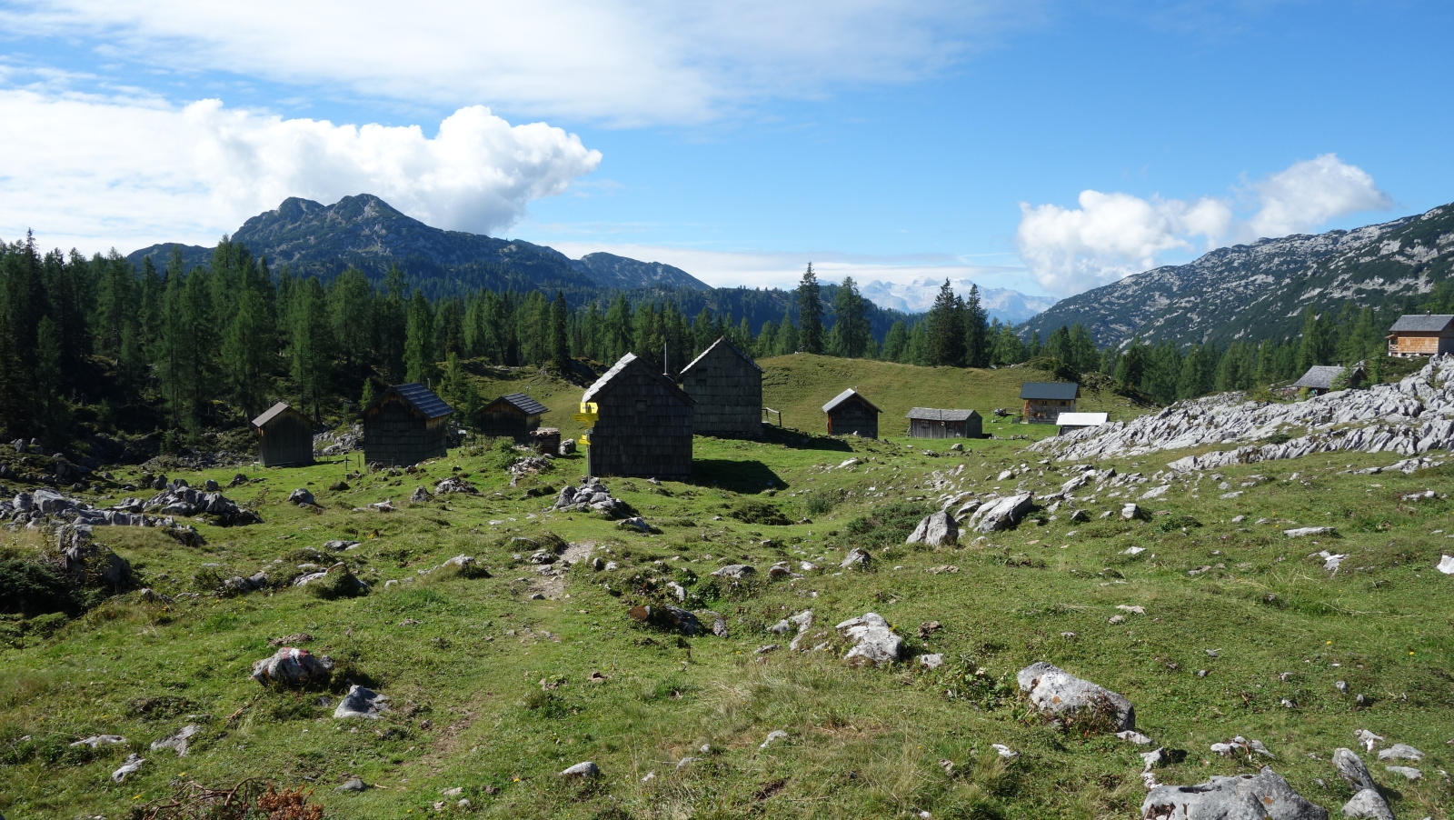 Taková chatová oblast - Wildenseealm. Pár chatiček tam bylo fakt pěkných. Zde by měla být odemykatelná chata pro nocování.