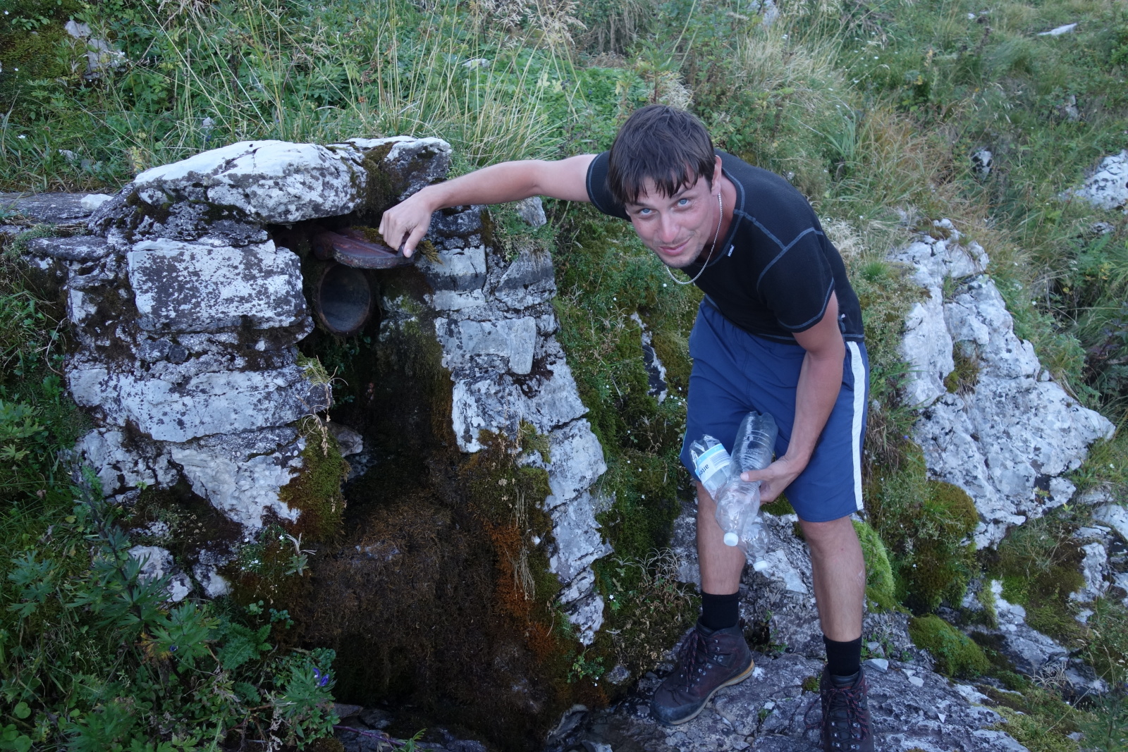 Nakonec zastavujeme zhruba na druhý straně jezera naproti pódiu u laviček a říkáme si, že tady by to snad šlo. Podle mapy by dále měl být pramen (asi 100m od pódia), tak k němu nalehko vyrážíme. Čepovat se dalo buď z roury do které bylo potřeba kamsi do hlubin návrat lahev nebo
