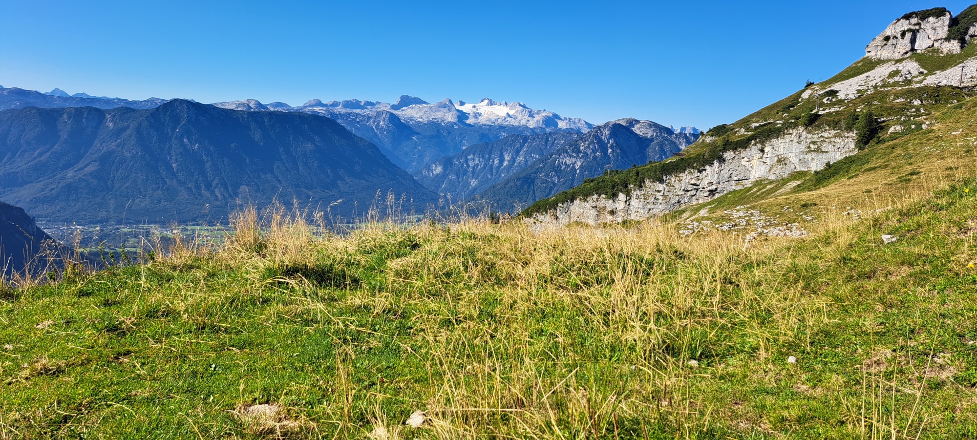 Ráno máme výhled na Dachstein. Jdeme do hospody kde jsme byli včera a domluvili se, že si tam necháme batohy a vyrážíme na Sisi klettersteig, která končí na vrcholu Loser.