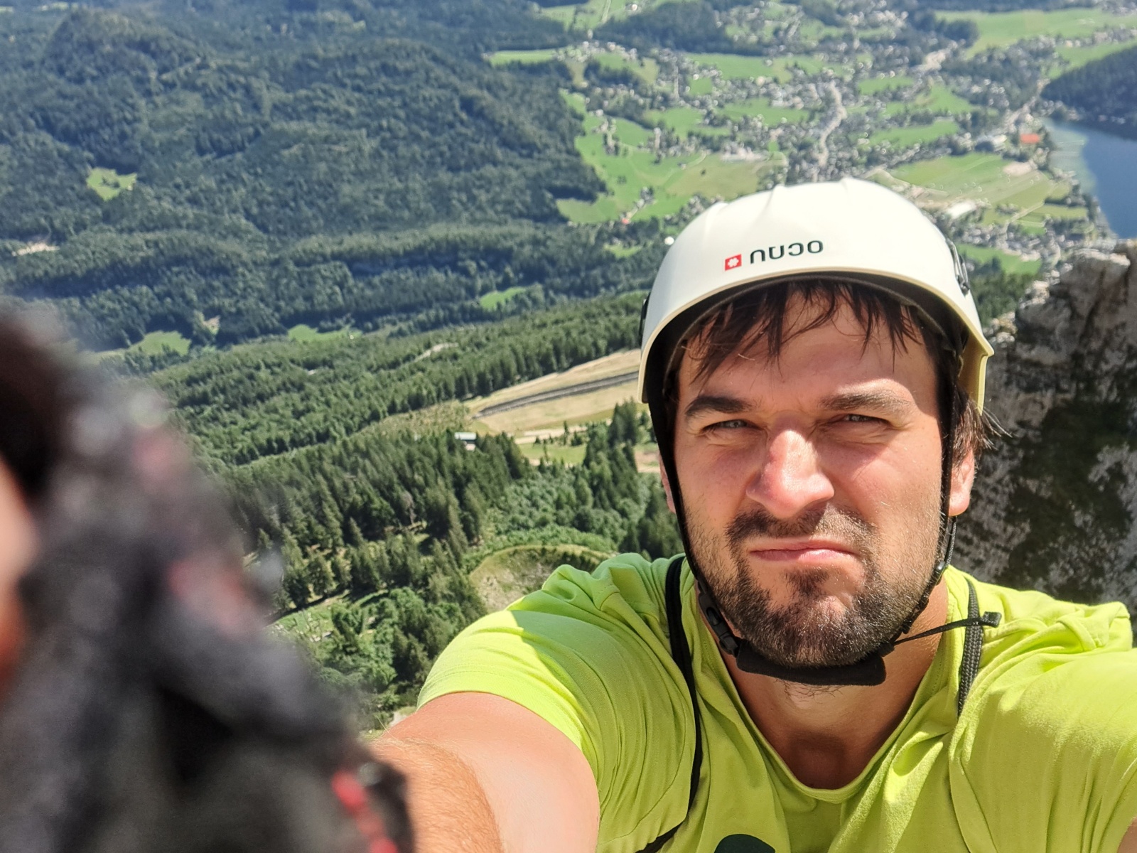 Komára neměl kdo fotit tak si dává selfii, i když měl, prý tam potkal toho staršího pána.