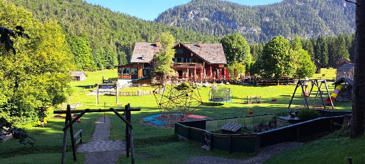 Chata Blaa-Alm cca 900 m.n.m., kousek od ní máme zaparkované auto. Už se těšíme, až se sem za pár dní vrátíme.