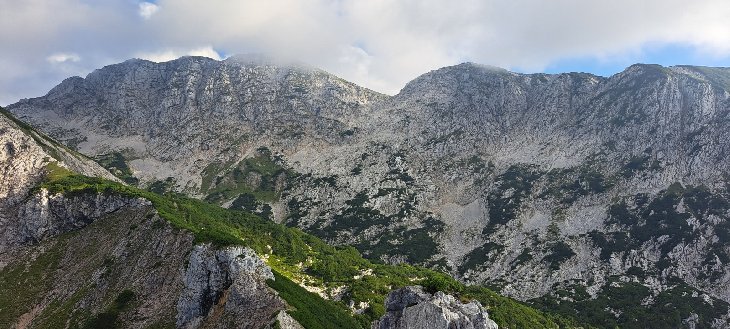 Hřeben po kterém je zítra v plánu jít. Někde dole je ještě ledová jeskyně, ale na tu už není čas, ještě musíme najít místo na spaní a už máme i celkem dost.