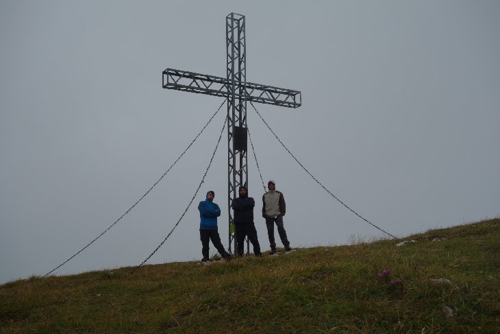 Dáváme jídlo v závětří a před odchodem ještě společná fotka na vrcholu Schonberg 2 090 m.n.m.