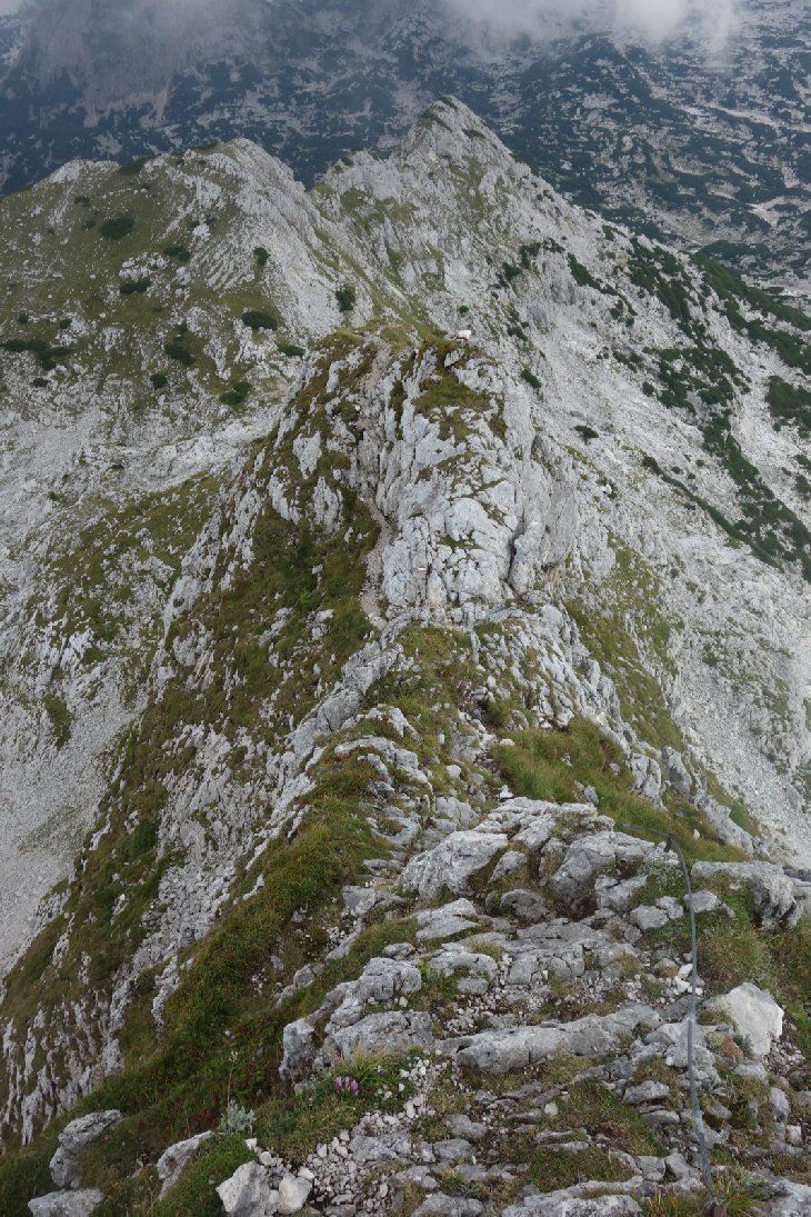 Místy je zde natažené i ocelové lano. Na některých webech je tato část uváděna jako ferata obtížnosti A.
