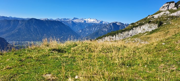 Ráno máme výhled na Dachstein. Jdeme do hospody kde jsme byli včera a domluvili se, že si tam necháme batohy a vyrážíme na Sisi klettersteig, která končí na vrcholu Loser.