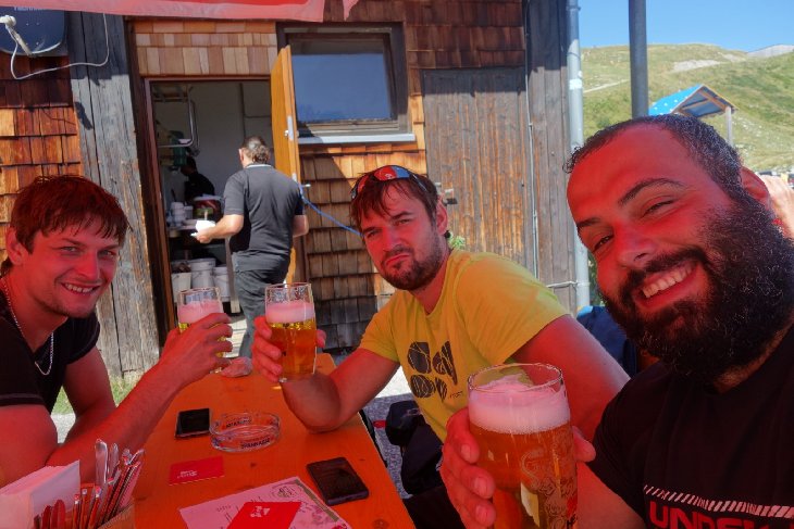 V hospodě dáváme ještě dvě piva a mažeme dolů k autu.