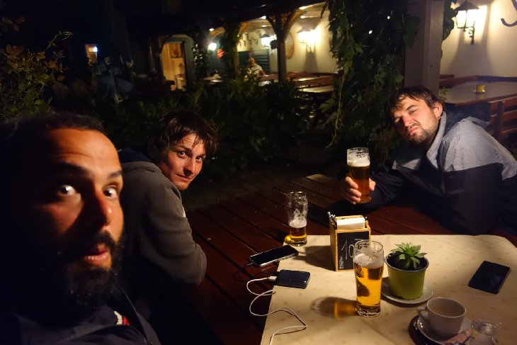 A opět k naší smůle zjišťujeme, že se tu konal třídenní pivní festival. Místní tvrdí že teď chlastali tři dny v kuse a prostě dnes mají zavřeno :-D. Nakonec nacházíme jednu jedinou otevřenou restauraci, dáváme žrádlo, pivo a pár místních panáků na Radkovo nadcházející dítě. Někdy později večer k nám přichází číšnice a spustí slovensky, že zavírá, ale ať si dopijem a pak jí tam někam schováme sko. Dopíjíme a jdeme spát na fotbalové hřiště, to jediný vypadá nepomočeně po tý jejich třídenní kalbě.