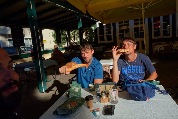 Ráno jdem do pekárny na snídani. Ráno už místní technický služby uklízí bordel a rozvážejí kytky. Asi je uklidili aby jim je nepoblili a nepomočili :-D.
