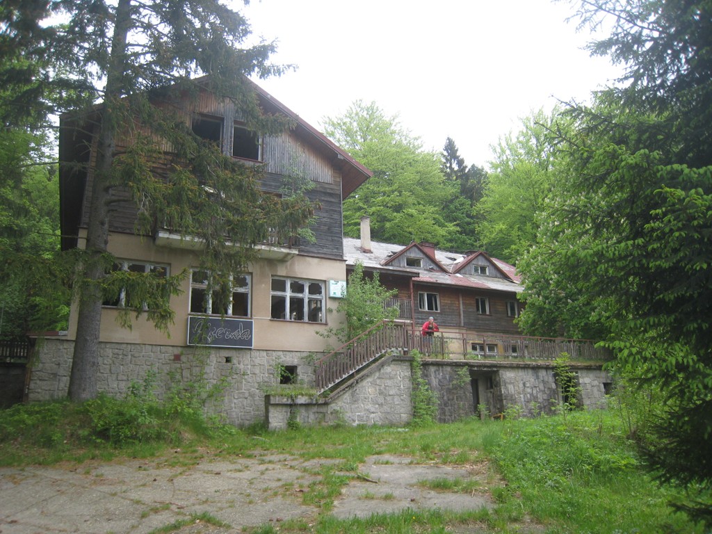 U parkoviště byla rujna kdysi asi velkolepé Jizerské chaty, kterou jsme také řádně prolezli.