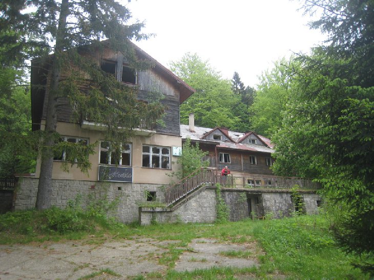 U parkoviště byla rujna kdysi asi velkolepé Jizerské chaty, kterou jsme také řádně prolezli.