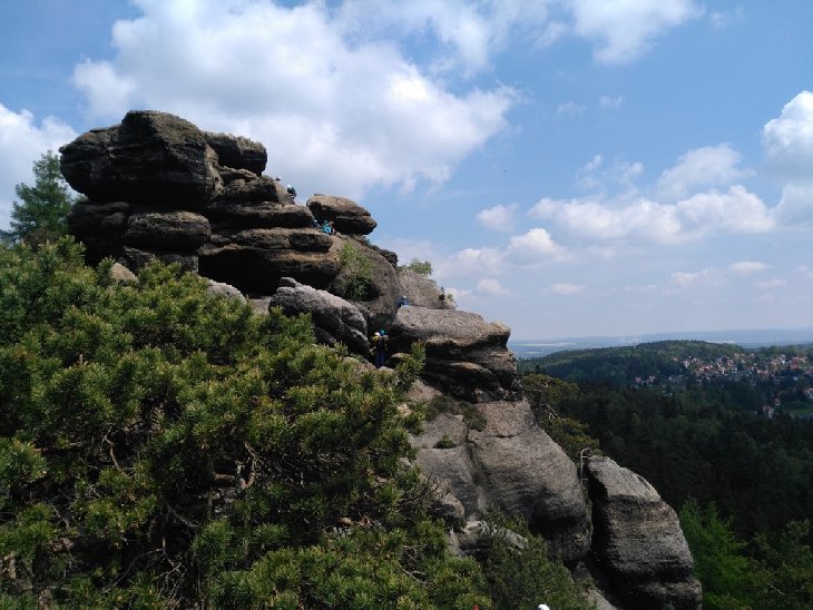 Pohled na zástupy lidí stoupající k vrcholu