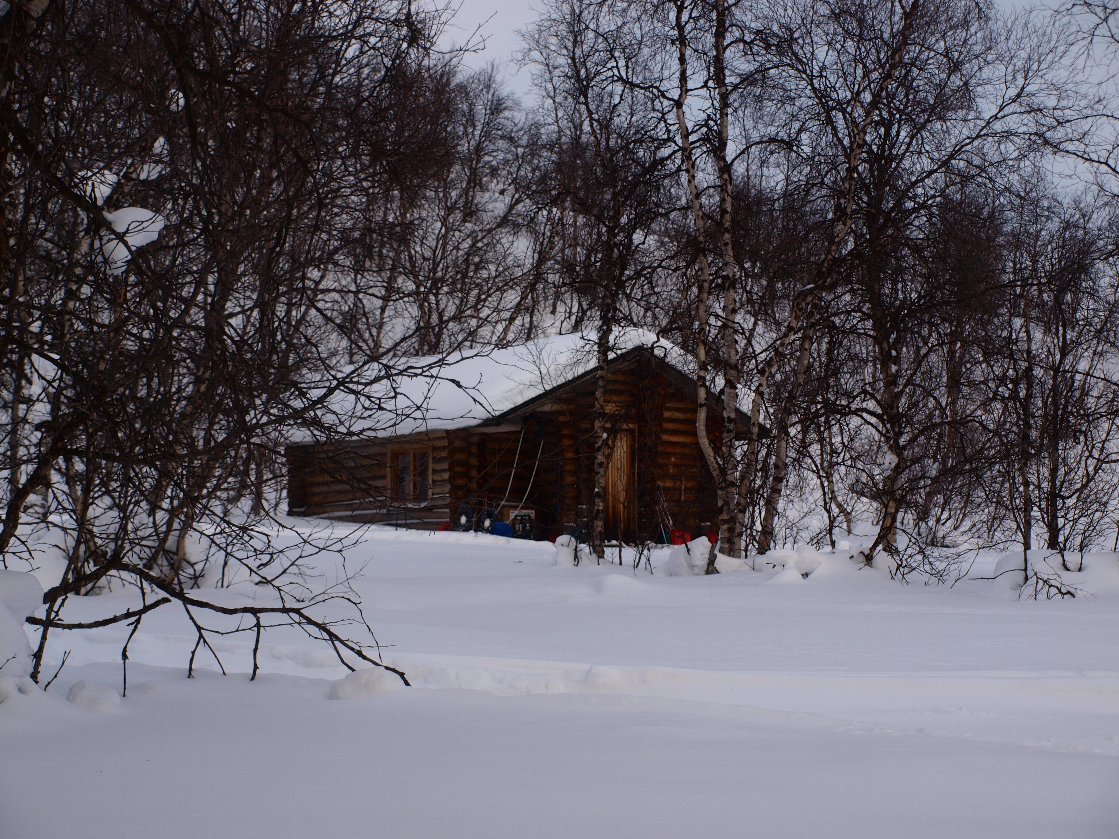 Autiotupa Ruktajarvi. Dorážíme sem poměrně brzy. Dalo by se říct, že na oběd.