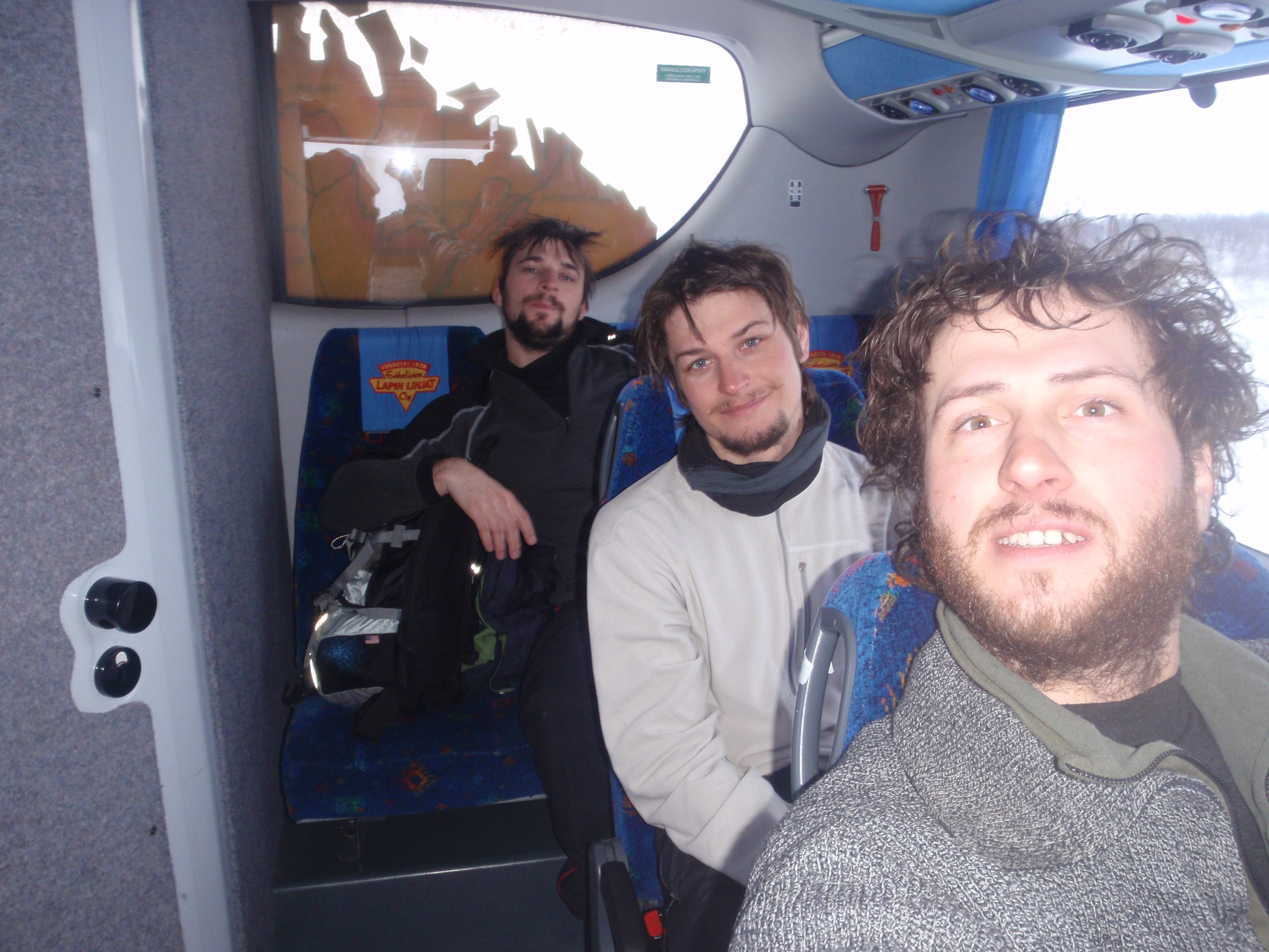 Autobus opravdu nečekaně přijel. Jeli jsme ze zastávky Sulaoja zpět do Ivala....máme to za sebou:)...Těšíme se hlavně na...