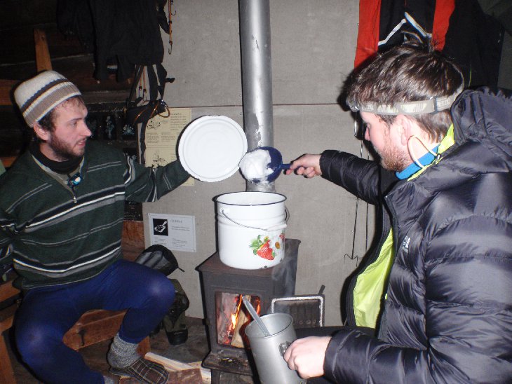 Hrnec na kamnech bylo nutný pořád doplňovat sněhem.