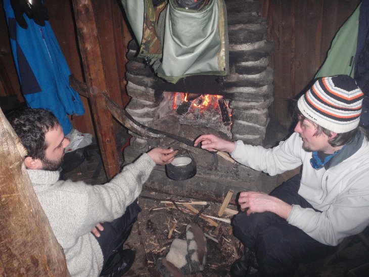 Tato kammi je ale uvnitř moc pěkná. Jsou tu dva stoly a luxusní krb:). Po rozdělání ohně se nám povedlo kammi pořádně začoudit. Komín byl totiž zapadanej sněhem. Sníh se z něj nakonec povedlo dostat Vojtovi, kterej do něj mlátil koštětem tak dlouho až o něj to koště zlomil...